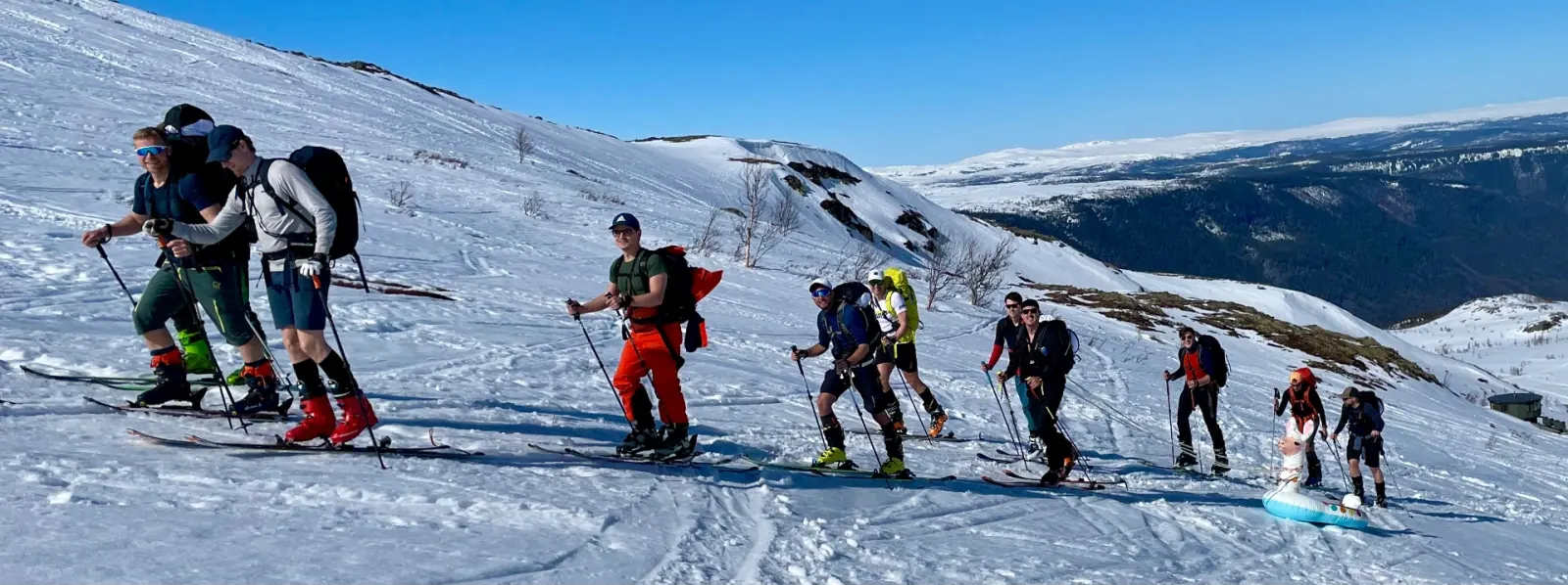 Firmagruppe på skitur i Rjukan-fjellene under firmatur